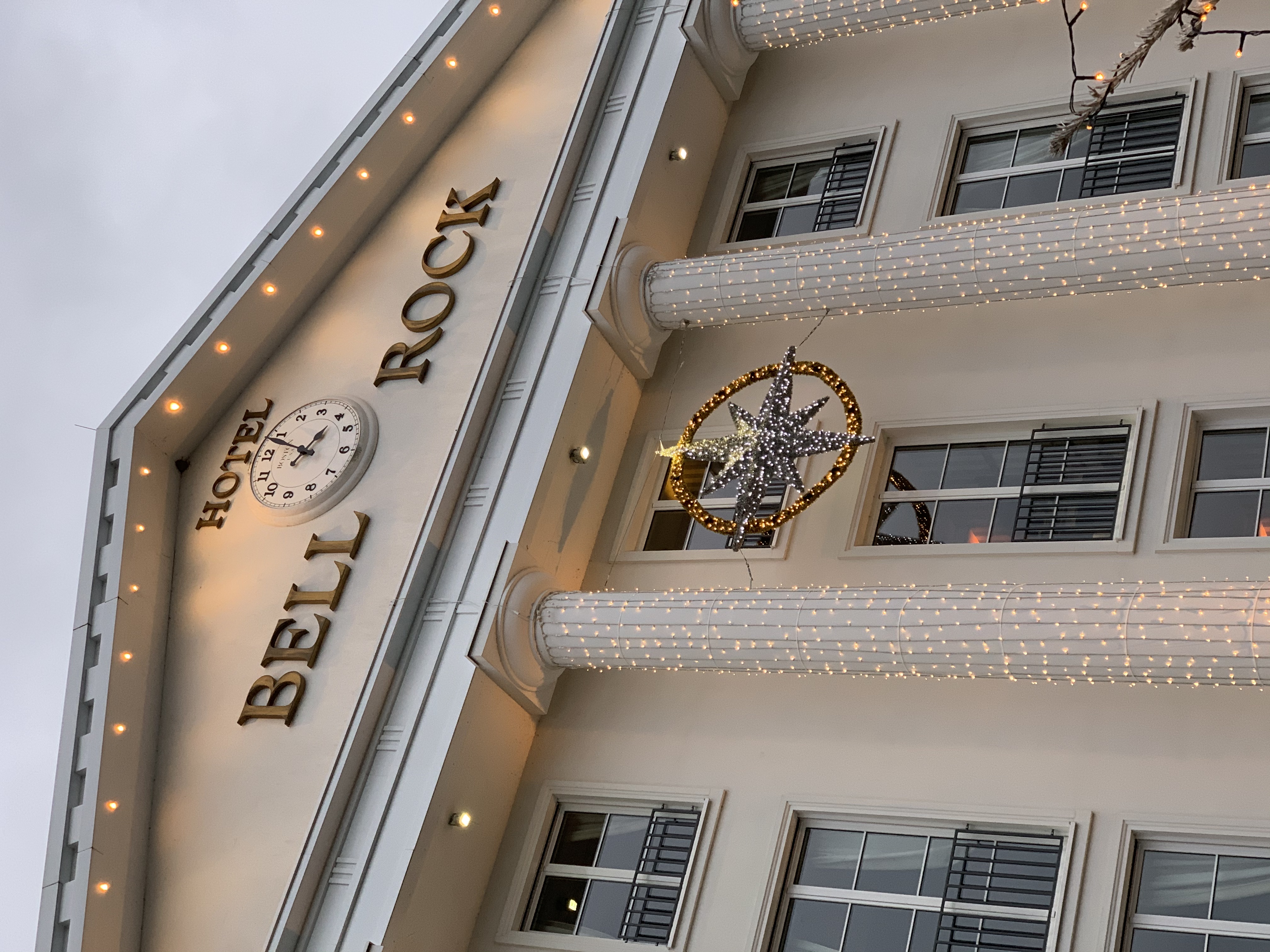 Façade hôtel Bell Rock illuminée