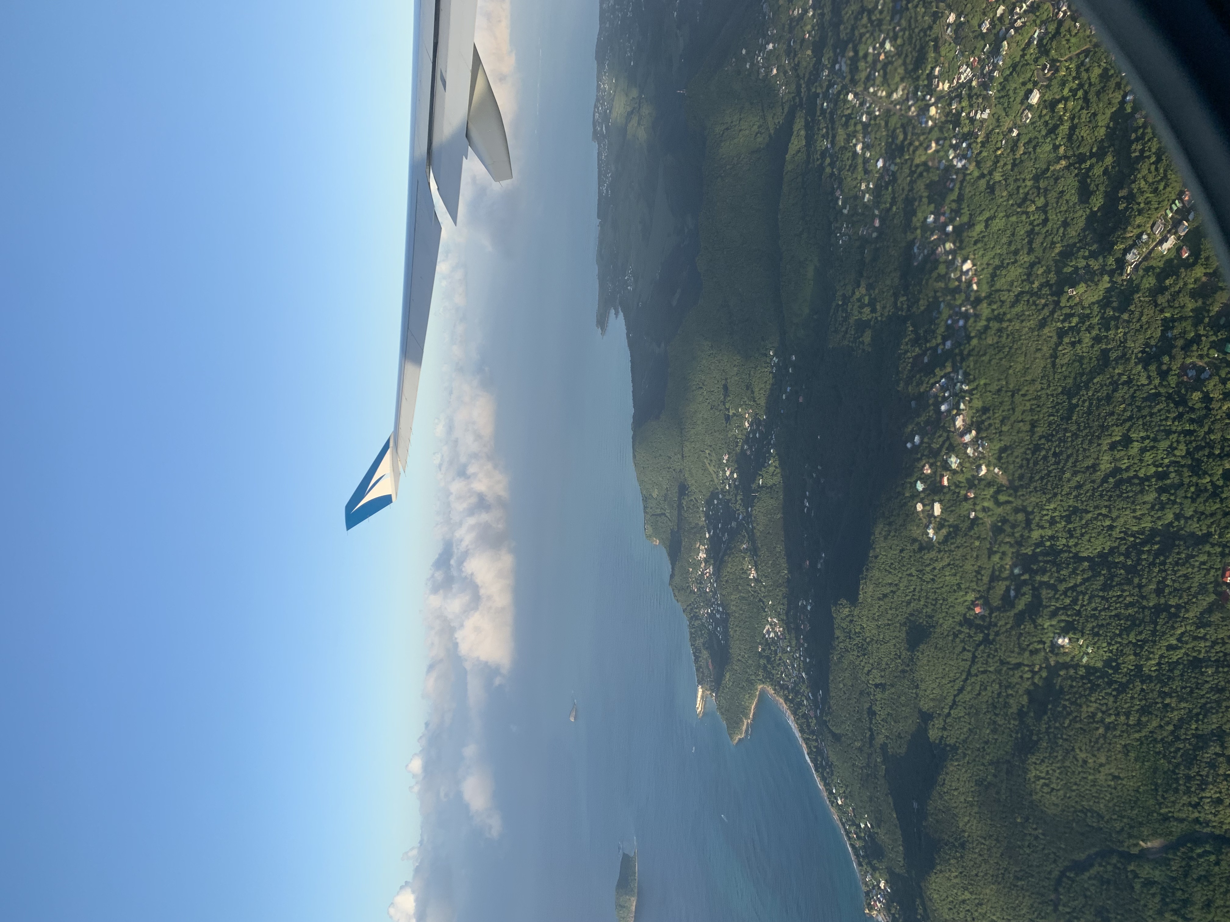Vue depuis l'avion île tropicale