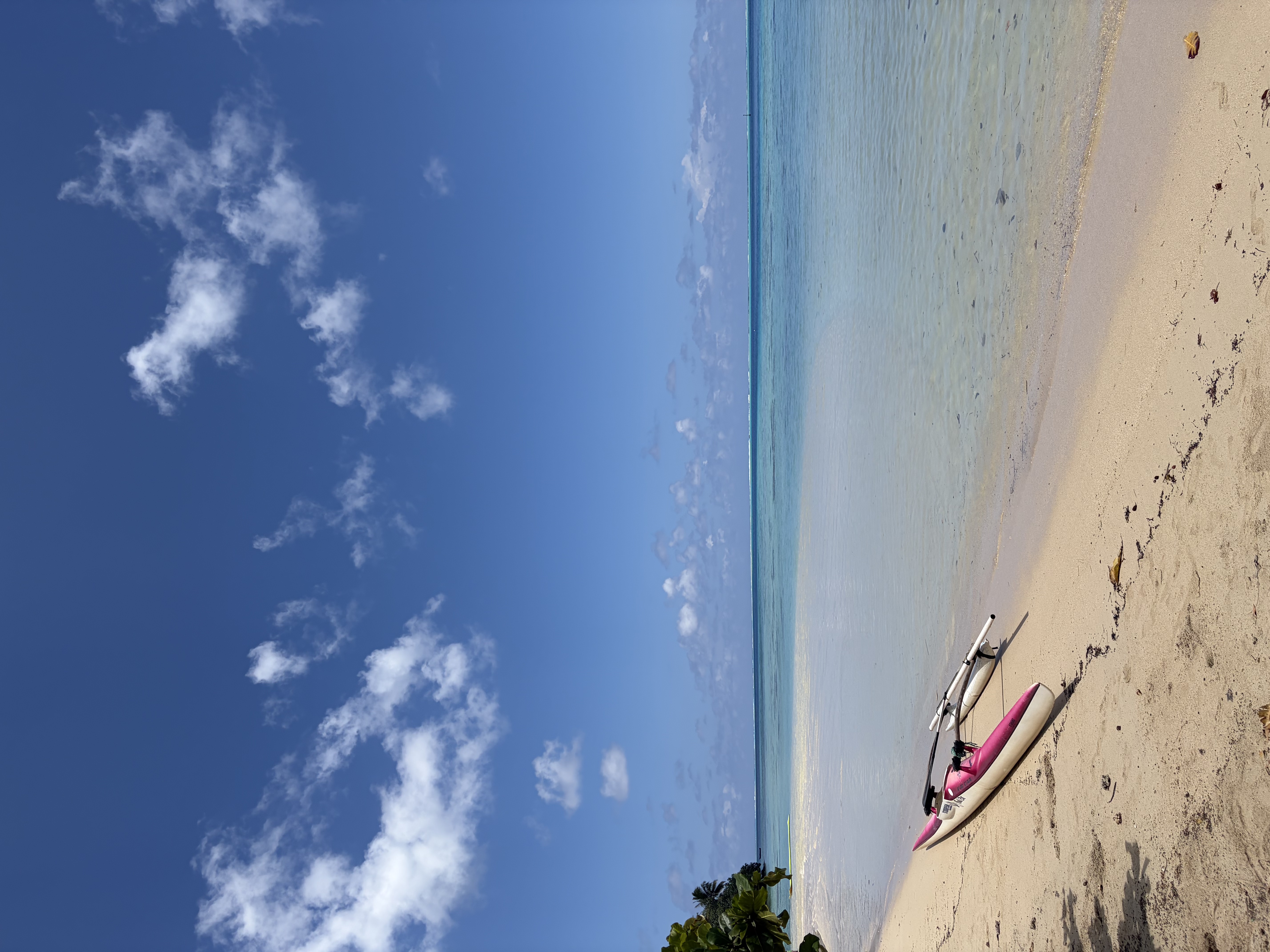 Pirogue plage sable blanc