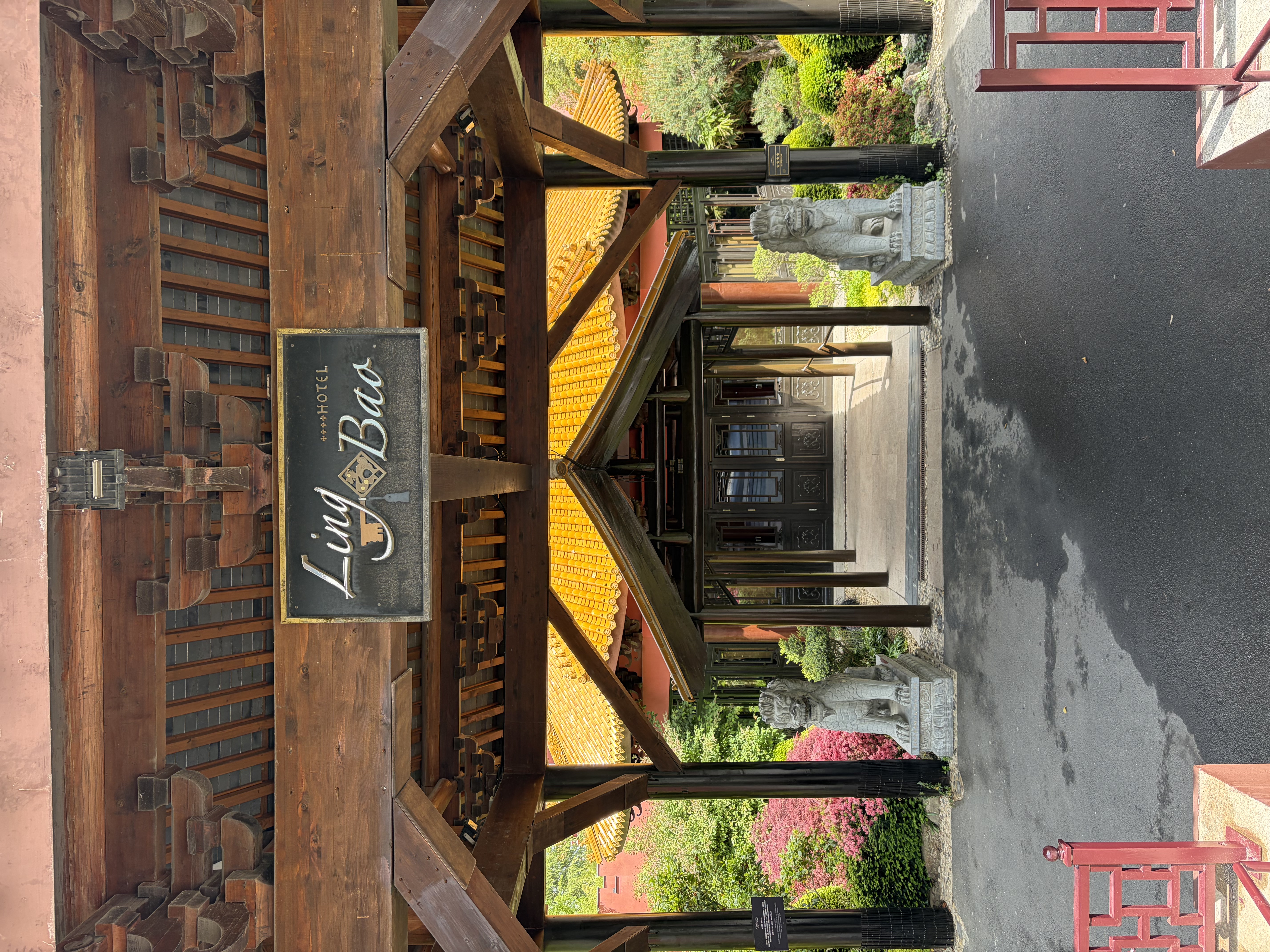 Entrée hôtel Ling Bao lions gardiens