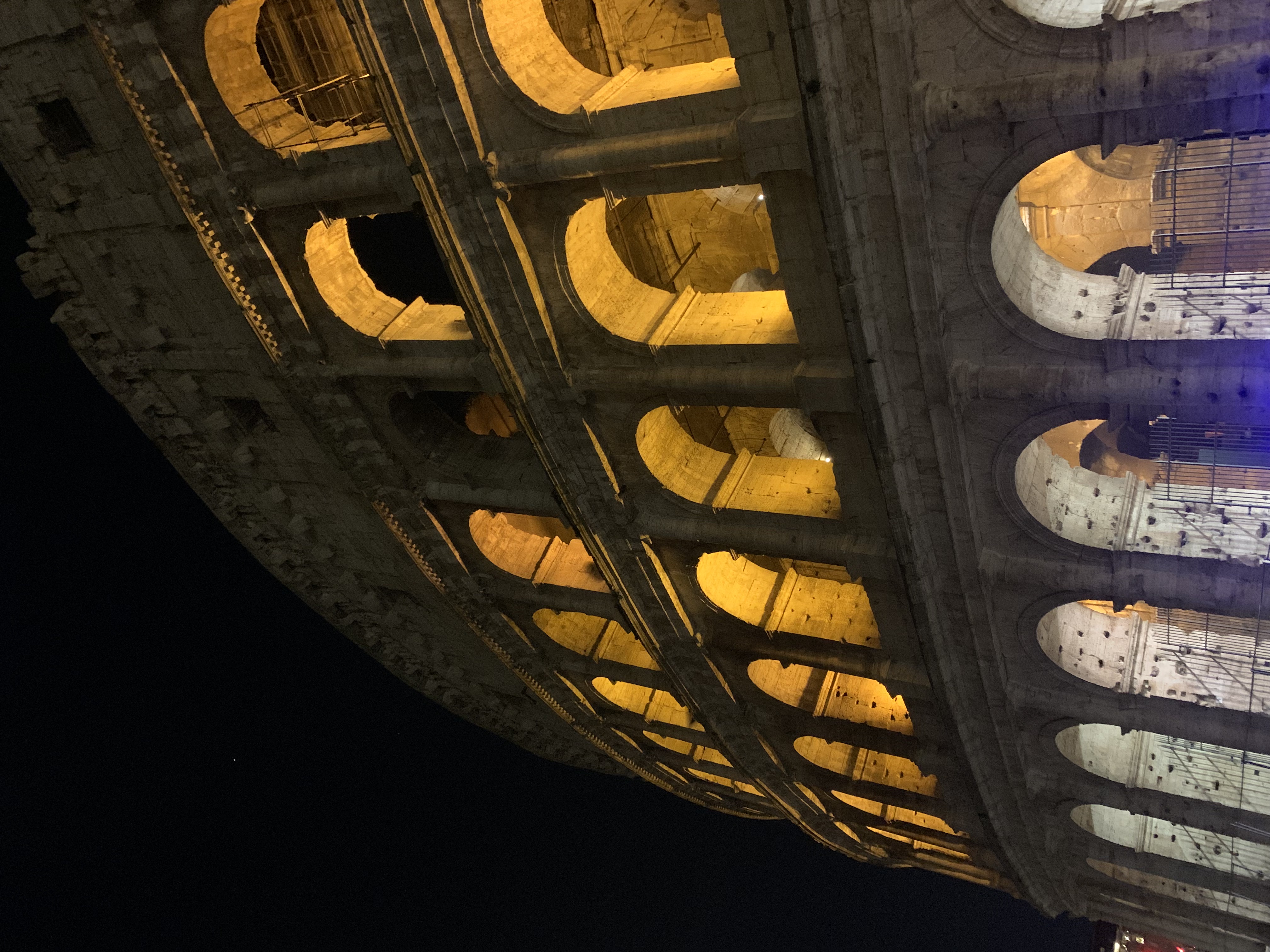 Colisée illuminé de nuit