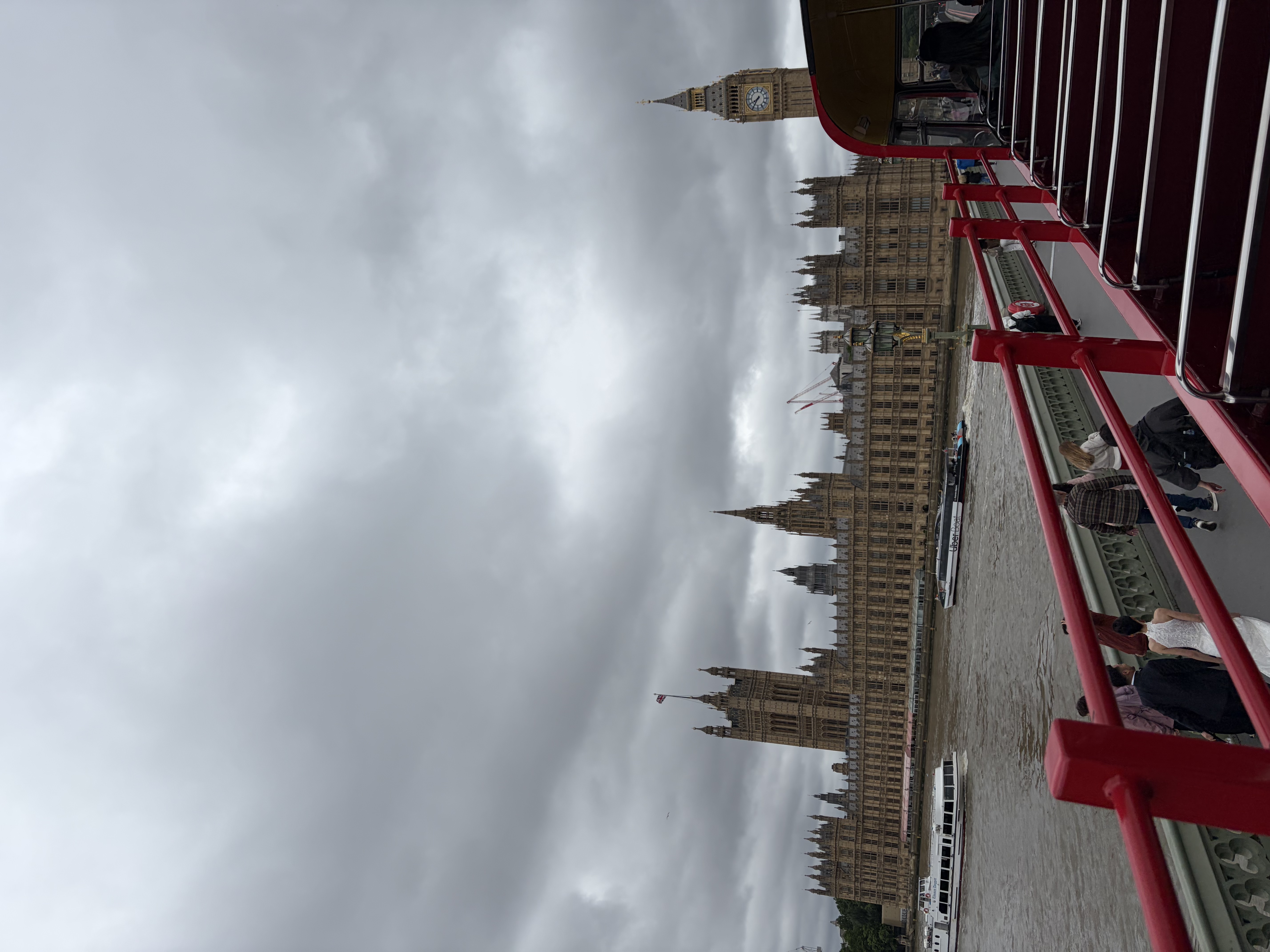 Parlement depuis bus rouge